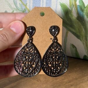 Elegant Black Teardrop Earrings pierced